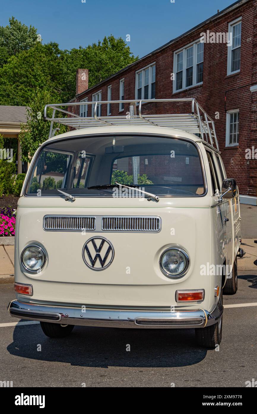 Andover, ma, US-24 juillet 2024 : Vintage 1960s blanc mini VW kombi camping-car ou microbus. Banque D'Images