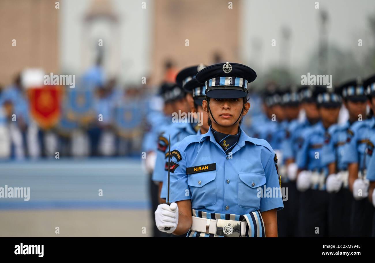 New Delhi, Inde. 26 juillet 2024. NEW DELHI, INDE - JUILLET 26 : le personnel de l'équipe féminine Agniveervayu de l'armée de l'air indienne effectue un exercice en direct à l'occasion de Kargil Vijay Diwas à India Gate le 26 juillet 2024 à New Delhi, Inde. (Photo de Raj K Raj/Hindustan Times/Sipa USA) crédit : Sipa US/Alamy Live News Banque D'Images