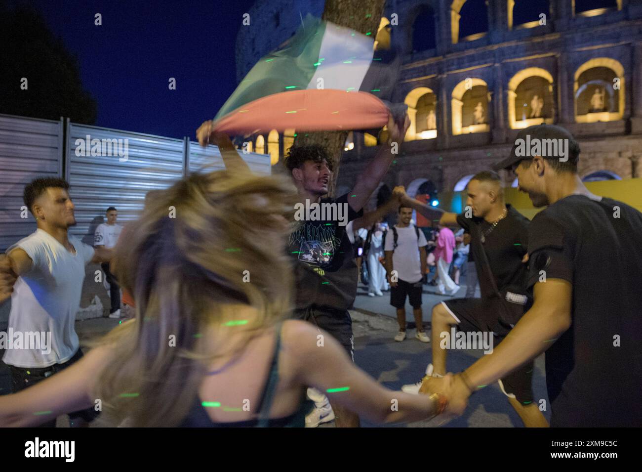 Rome, Italie. 26 juillet 2024. Quelques jeunes garçons, venus de Tunisie, du Maroc et d’Egypte, animaient la place devant le Colisée avec de la musique arabe qui faisait danser les touristes et invitait les touristes à danser avec le drapeau palestinien à Rome. (Crédit image : © Marcello Valeri/ZUMA Press Wire) USAGE ÉDITORIAL SEULEMENT! Non destiné à UN USAGE commercial ! Banque D'Images