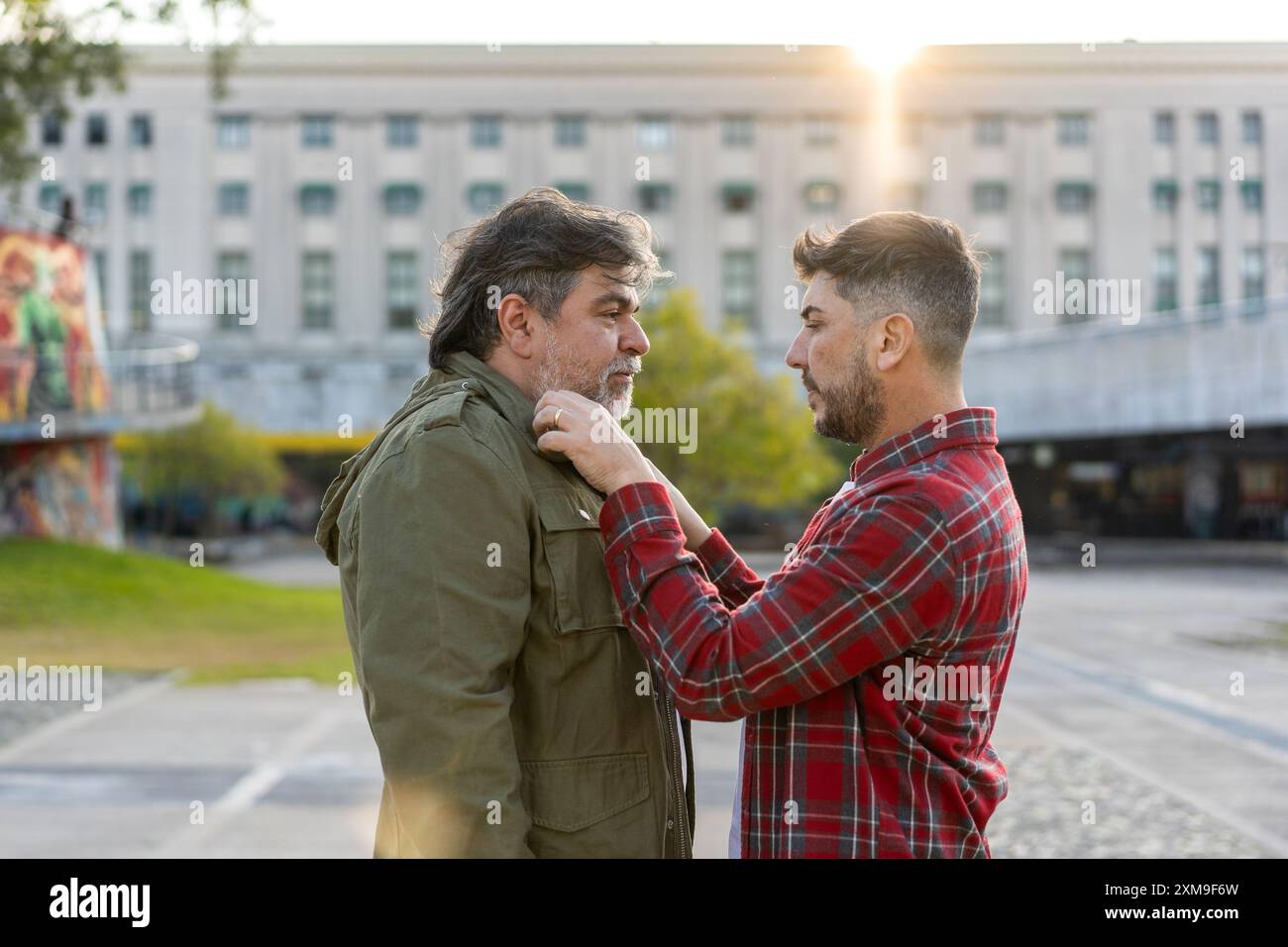 Un couple homosexuel marié amoureux. Banque D'Images