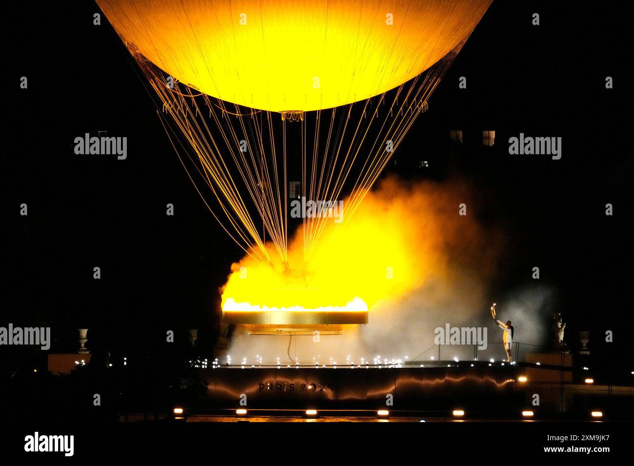 Paris, France. 26 juillet 2024. Les athlètes françaises Marie-Jose Perec et Teddy Riner lèvent leurs flammes après avoir allumé la flamme olympique lors de la cérémonie d’ouverture des Jeux Olympiques de Paris 2024 à Paris, France, le vendredi 26 juillet 2024. Plus de 10 000 athlètes de 206 pays participeront aux Jeux olympiques d’été, qui se dérouleront du 26 juillet au 11 août. Photo de Paul Hanna/UPI crédit : UPI/Alamy Live News Banque D'Images