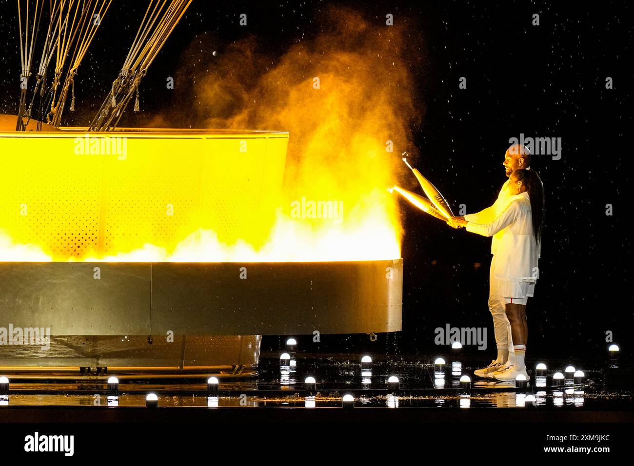 Paris, France. 26 juillet 2024. Les athlètes français Marie-Jose Perec et Teddy Riner allument la flamme olympique lors de la cérémonie d’ouverture des Jeux Olympiques de Paris 2024 à Paris, France, le vendredi 26 juillet 2024. Plus de 10 000 athlètes de 206 pays participeront aux Jeux olympiques d’été, qui se dérouleront du 26 juillet au 11 août. Photo de Paul Hanna/UPI crédit : UPI/Alamy Live News Banque D'Images
