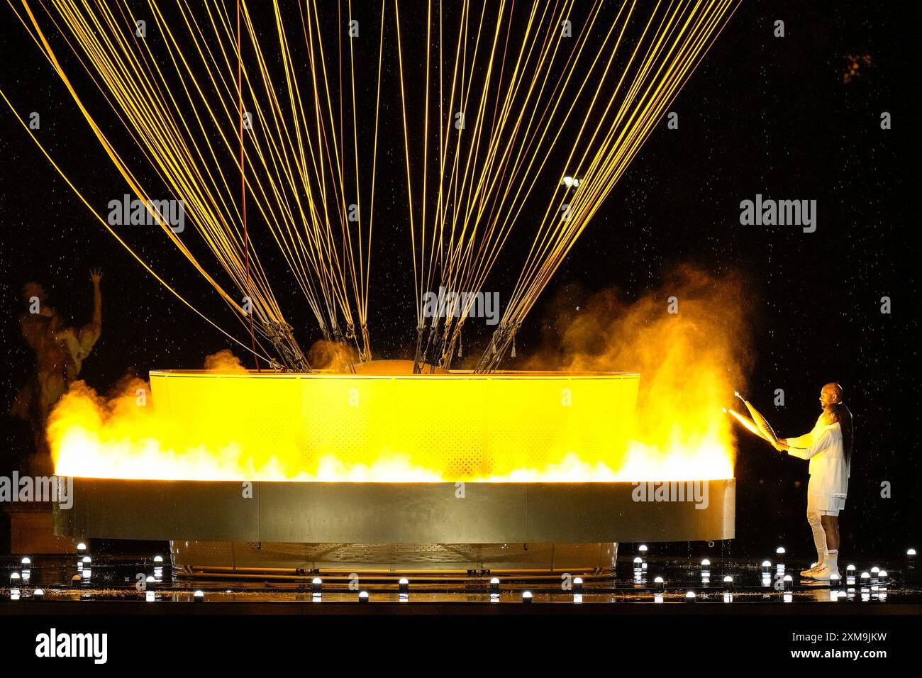 Paris, France. 26 juillet 2024. Les athlètes français Marie-Jose Perec et Teddy Riner allument la flamme olympique lors de la cérémonie d’ouverture des Jeux Olympiques de Paris 2024 à Paris, France, le vendredi 26 juillet 2024. Plus de 10 000 athlètes de 206 pays participeront aux Jeux olympiques d’été, qui se dérouleront du 26 juillet au 11 août. Photo de Paul Hanna/UPI crédit : UPI/Alamy Live News Banque D'Images