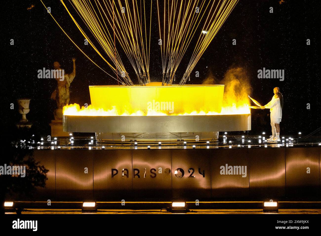 Paris, France. 26 juillet 2024. Les athlètes français Marie-Jose Perec et Teddy Riner allument la flamme olympique lors de la cérémonie d’ouverture des Jeux Olympiques de Paris 2024 à Paris, France, le vendredi 26 juillet 2024. Plus de 10 000 athlètes de 206 pays participeront aux Jeux olympiques d’été, qui se dérouleront du 26 juillet au 11 août. Photo de Paul Hanna/UPI crédit : UPI/Alamy Live News Banque D'Images