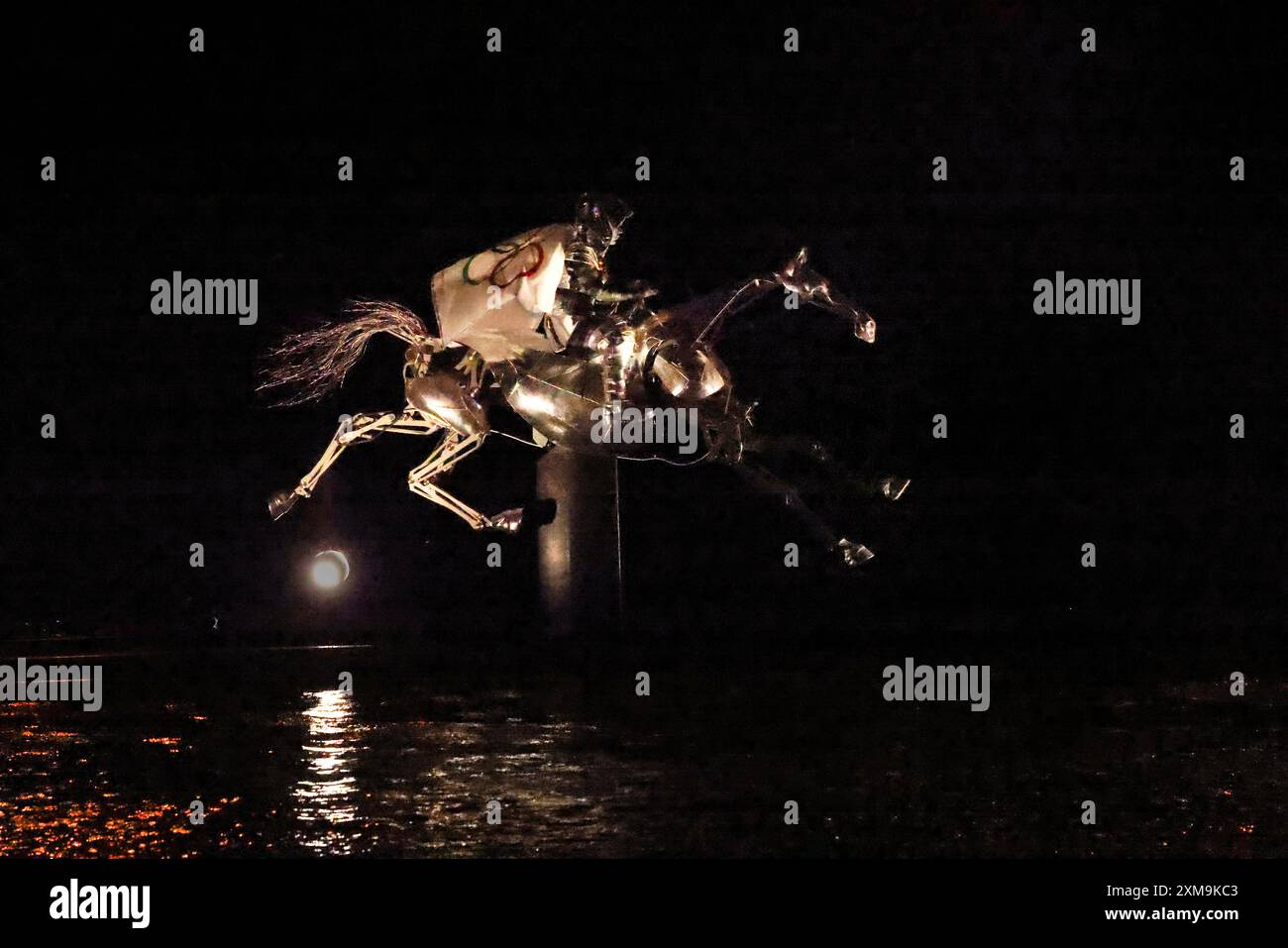 Paris, France. 26 juillet 2024. Cérémonies d'ouverture olympique. Un cavalier sur un cheval mécanique flotte le long de la Seine pour livrer le drapeau olympique lors des cérémonies d'ouverture des Jeux olympiques de Paris 2024. Crédit : Adam Stoltman/Alamy Live News Banque D'Images