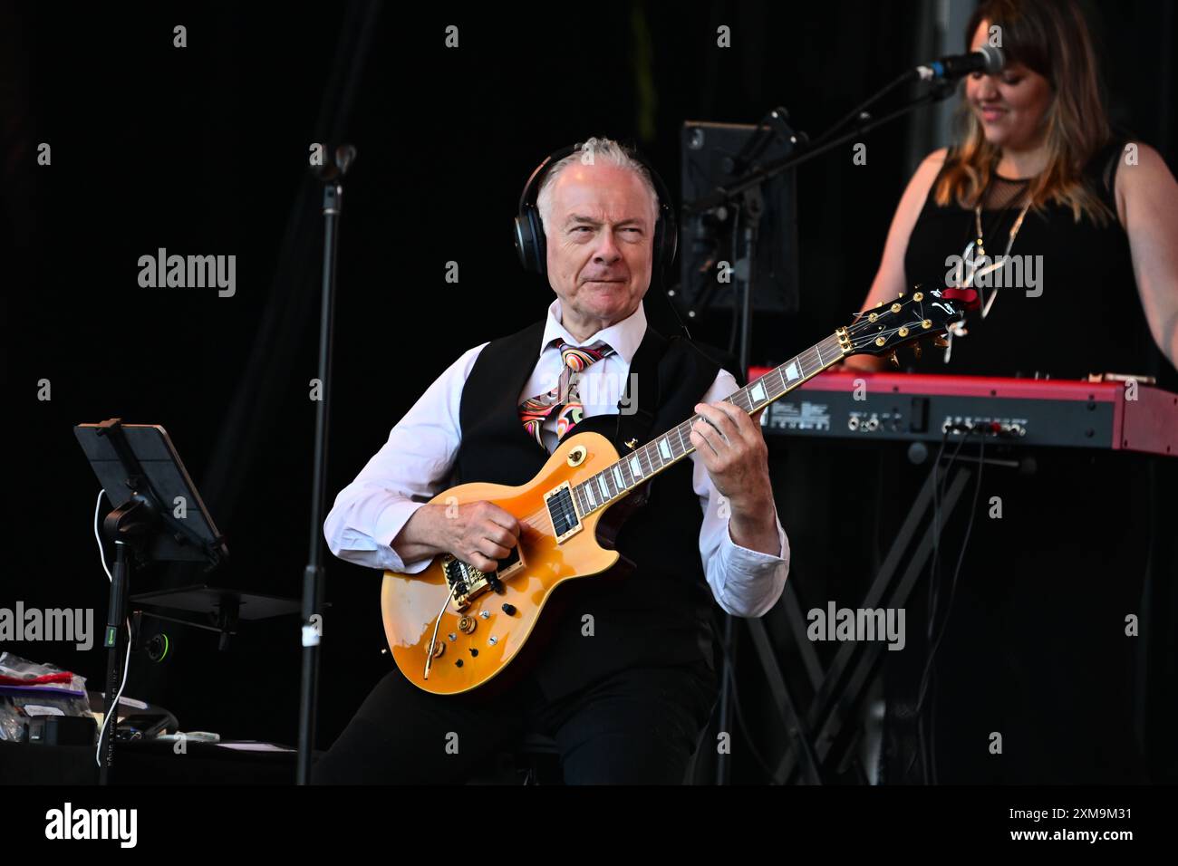 Beauly, Inverness, Écosse. Jeudi 26 juillet 2024. Robert Fripp et sa femme Toya Wilcox sur scène au Festival Belladrum. Crédit, Brian Anderson. Crédit : Brian Anderson/Alamy Live News Banque D'Images