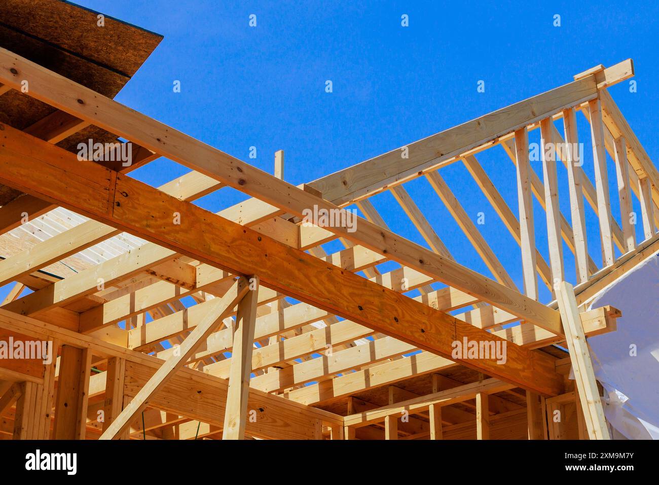 Nouvelle charpente de construction de maison avec ferme en bois, cadre de poutre de poteau dans le chantier de construction Banque D'Images