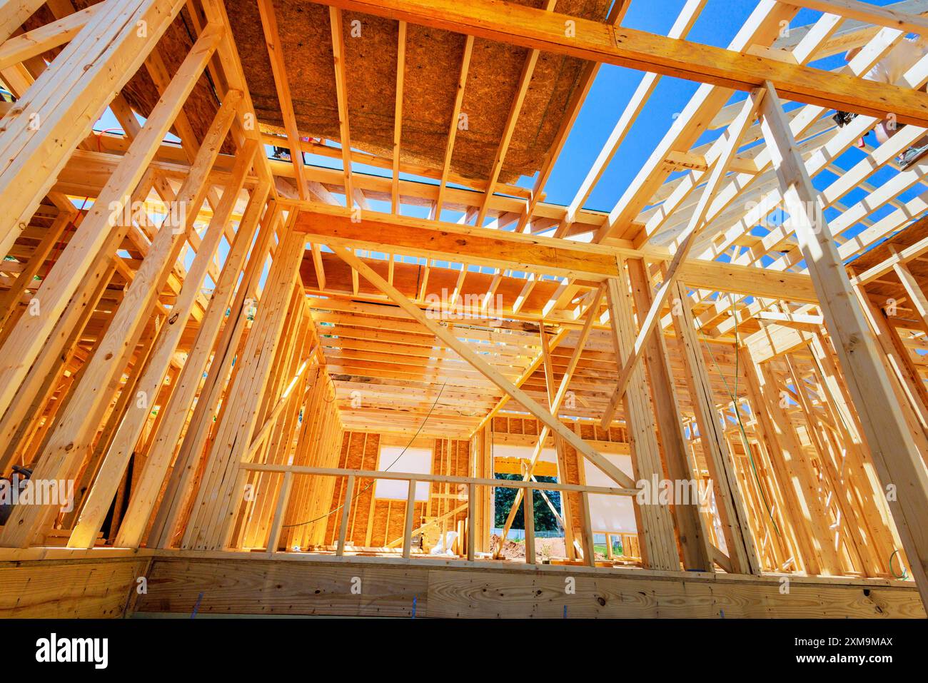 Ossature de construction pour nouvelle maison avec ferme en bois, poutres, poteaux dans le cadre du processus de construction Banque D'Images