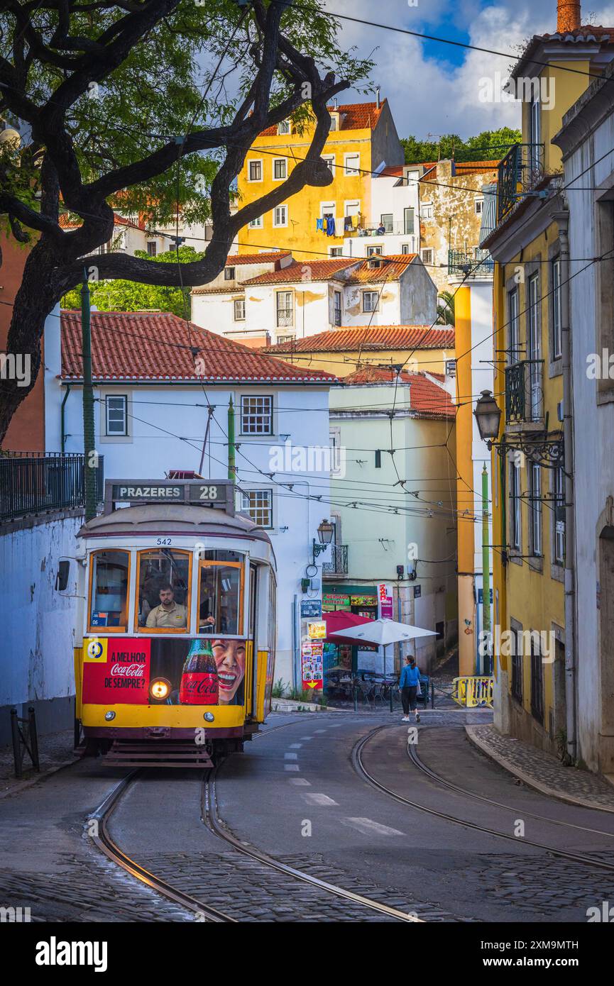 Tram dans le quartier Alfama de Lisbonne. Lisbonne est la capitale côtière vallonnée du Portugal. Banque D'Images