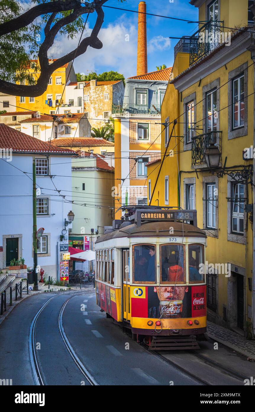 Tram dans le quartier Alfama de Lisbonne. Lisbonne est la capitale côtière vallonnée du Portugal. Banque D'Images