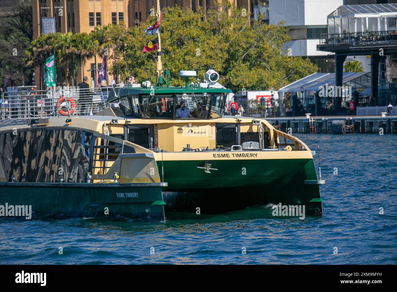 Ferry de Sydney L'Esme Timbery un ferry de classe fluviale part de Circular Quay avec des passagers à bord, port de Sydney, Nouvelle-Galles du Sud, Australie Banque D'Images