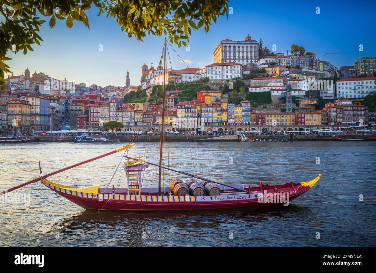 Bateaux Rabelo, bateaux cargo portugais traditionnels, au coucher du soleil dans la région de Ribeira à Porto, Portugal. Banque D'Images