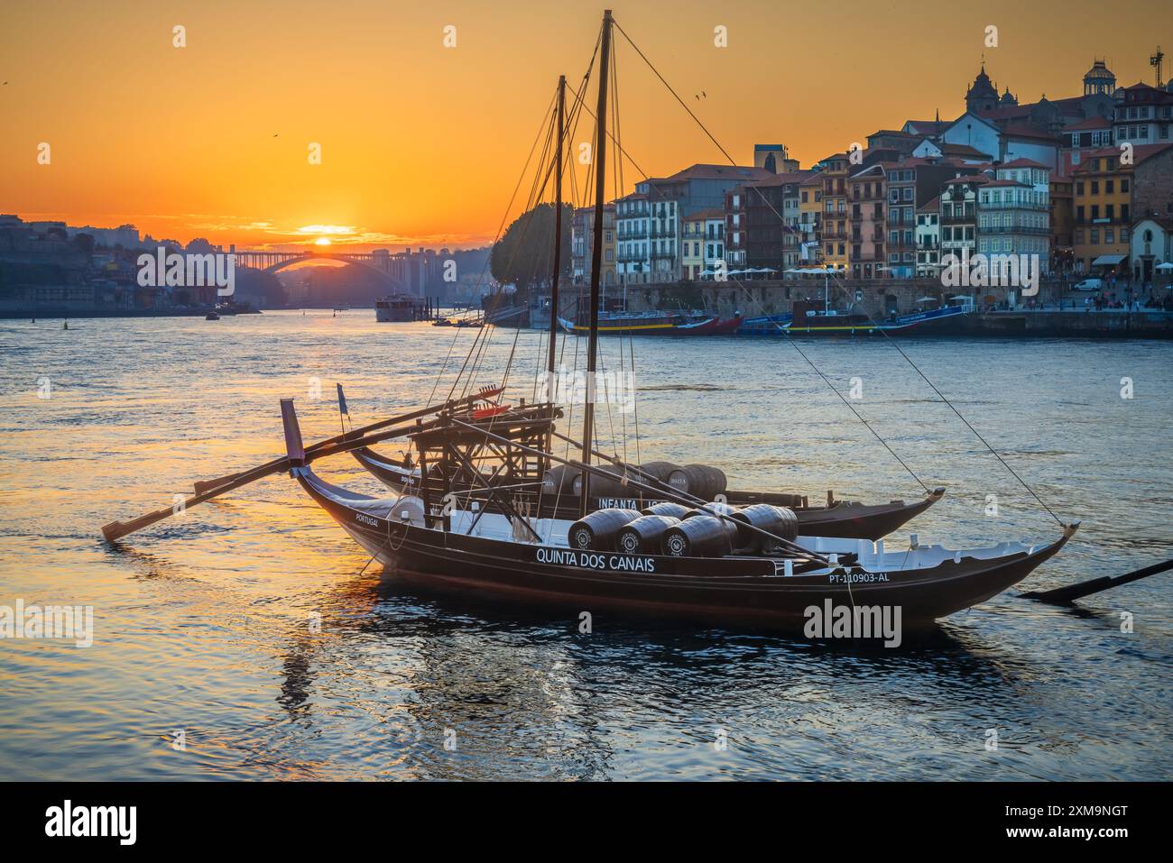 Bateaux Rabelo, bateaux cargo portugais traditionnels, au coucher du soleil dans la région de Ribeira à Porto, Portugal. Banque D'Images