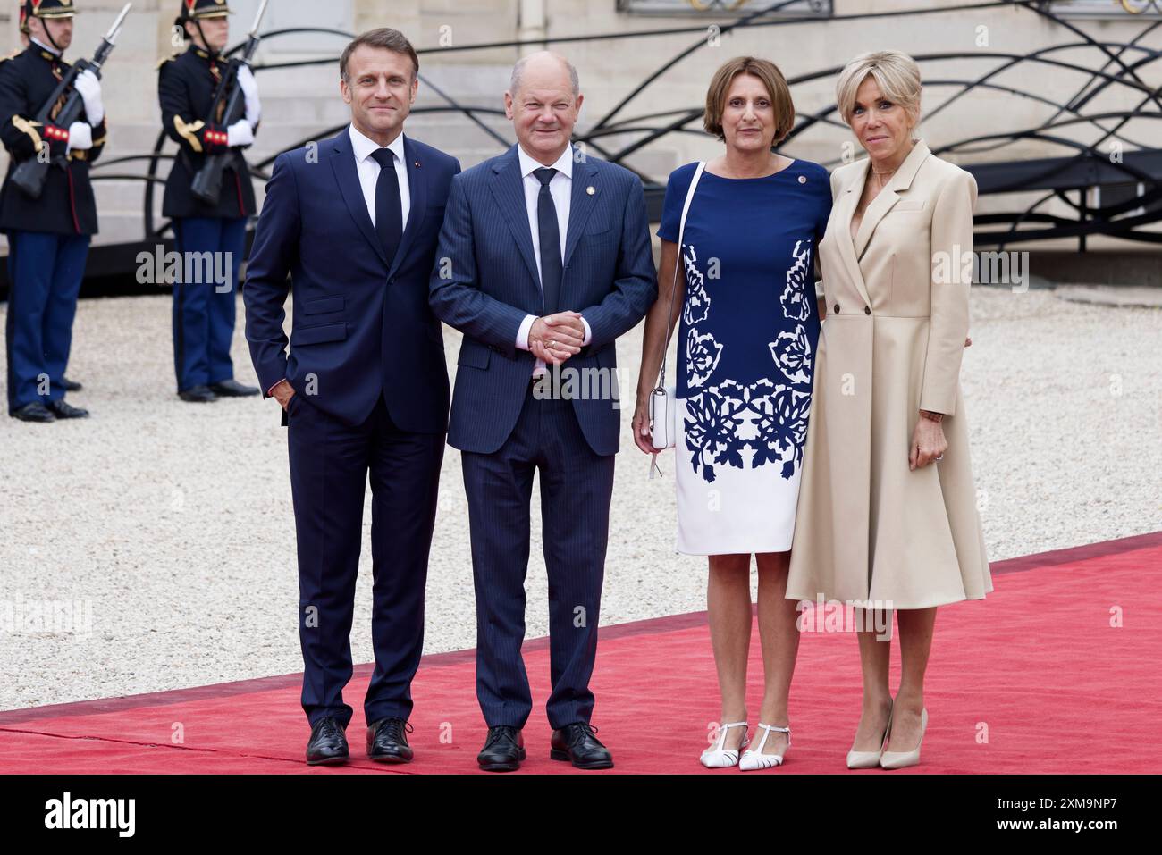 Paris, France. 26 juillet 2024. Le président français Emmanuel Macron et son épouse Brigitte Macron accueillent le chancelier fédéral Olaf Scholz (SPD) et son épouse Britta Ernst dans le cadre de l’ouverture des Jeux Olympiques de Paris le 26 juillet 2024 au palais présidentiel de l’Elysée à Paris. Crédit : Bernard Menigault/Alamy Live News Banque D'Images