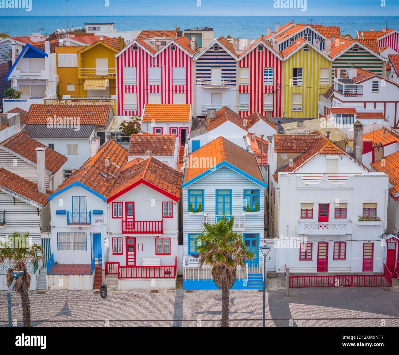 Une partie des couleurs et de la beauté d'Aveiro est inséparable des célèbres meules de foin de Costa Nova. Banque D'Images