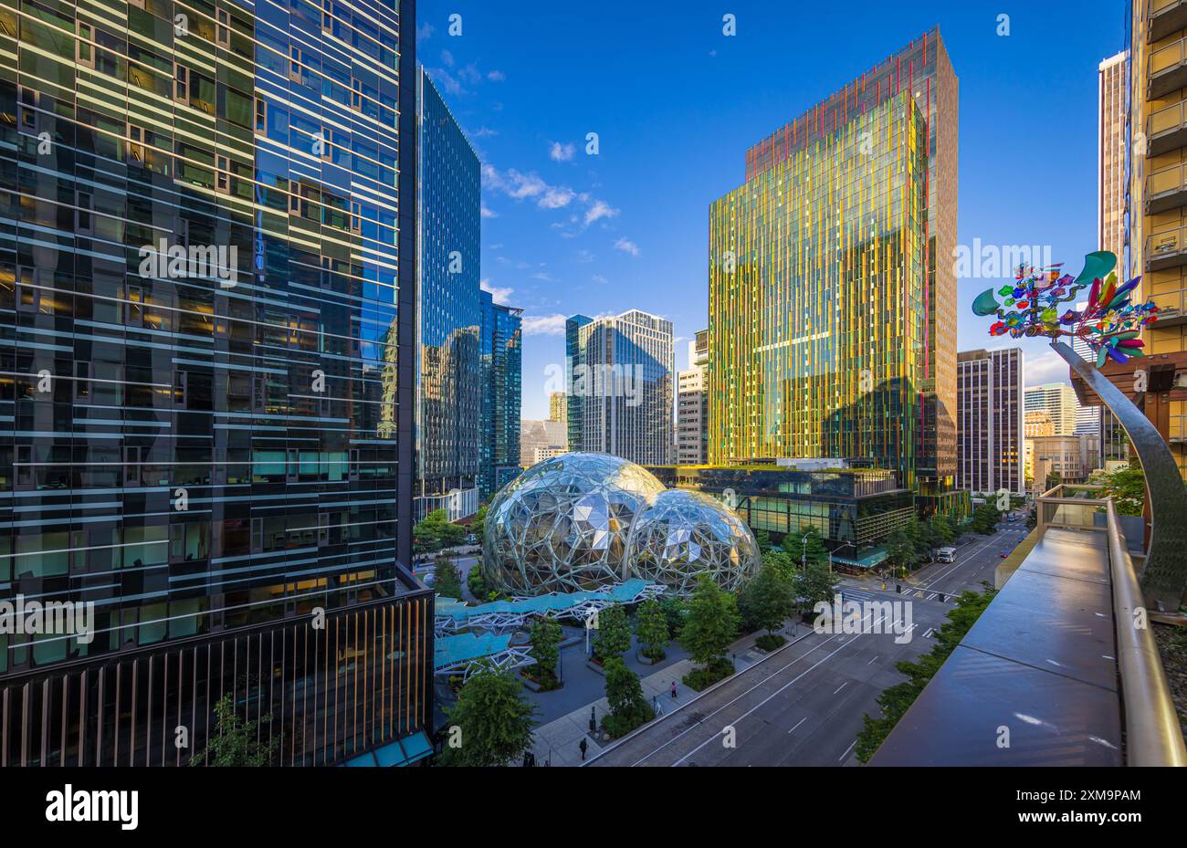 Les sphères amazoniennes sont trois conservatoires sphériques qui composent une partie du campus du siège de l'Amazone à Seattle, Washington, États-Unis. Dessiner Banque D'Images