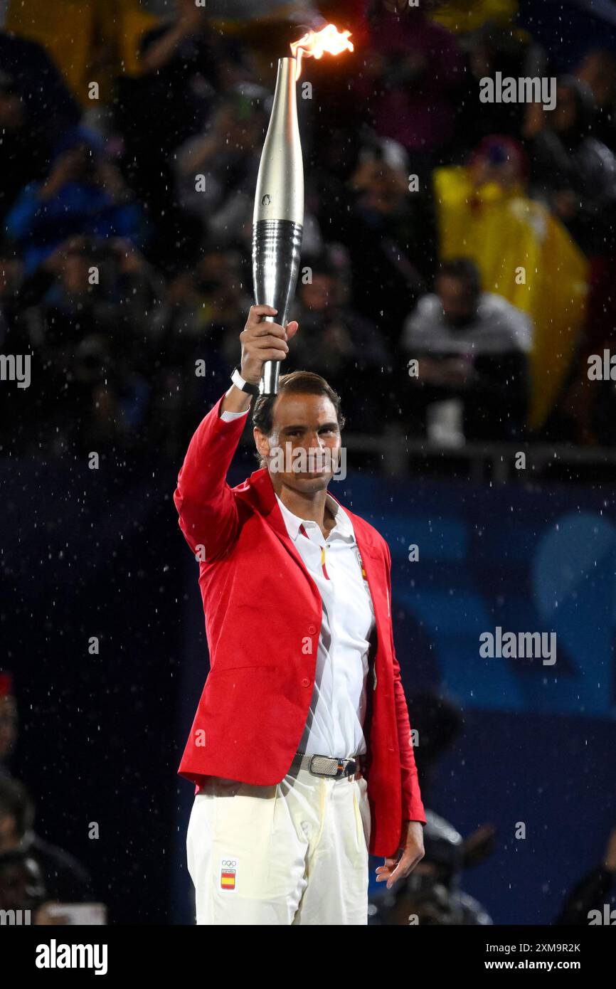 Paris, France. 26 juillet 2024. Rafaeln Nadal tient le flambeau olympique entouré d’athlètes lors de la cérémonie d’ouverture des Jeux Olympiques de Paris 2024 au Trocadéro à Paris (France), le 26 juillet 2024. Crédit : Insidefoto di andrea staccioli/Alamy Live News Banque D'Images