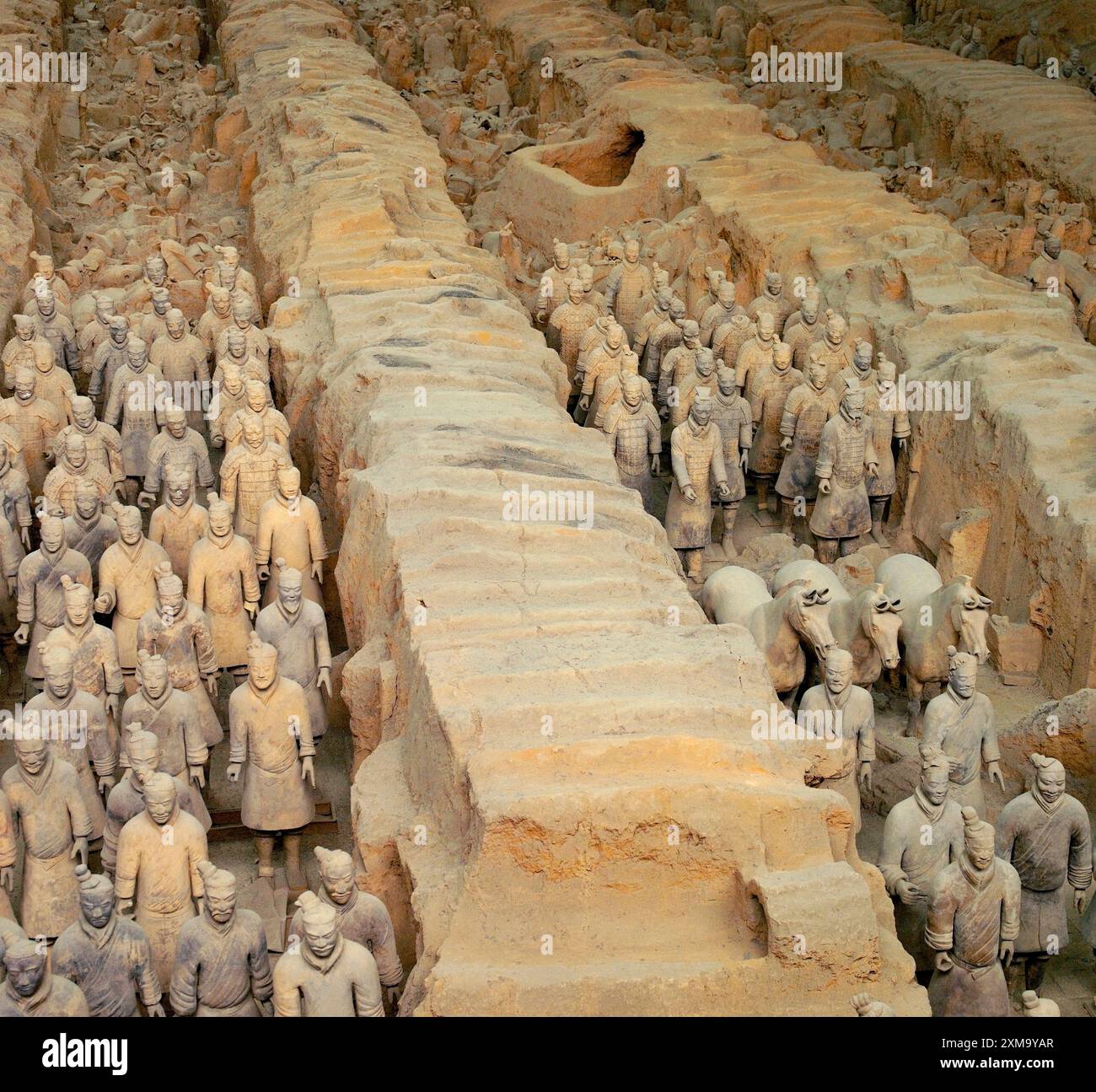 L'armée de terre cuite est située à Xi'an, province du Shaanxi, Chine. Les sculptures en terre cuite représentent les armées de Qin Shi Huang, le premier empereur de Chine. Cette forme d’art funéraire a été créée pour garder le tombeau du premier empereur, qui est mort en 210â€“209 av. J.-C., afin de le protéger dans l’au-delà. Banque D'Images