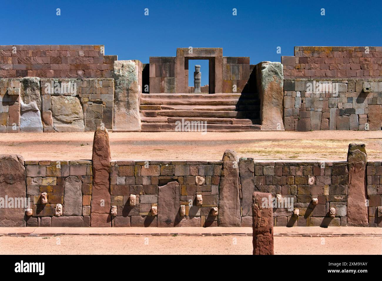 Site archéologique précolombien de Tiwanaku, situé près des rives sud du lac Titicaca en Bolivie. Situé à une altitude de 3 850 mètres, le site a plus de 2000 ans. Elle a commencé comme une petite colonie et s'est ensuite développée en une ville planifiée entre 400 et 900 EC. Cette ville a servi de centre spirituel et politique de la culture Tiwanaku. À son apogée vers 800 EC, la population de la ville a été estimée entre 10 000 et 20 000 personnes. Banque D'Images