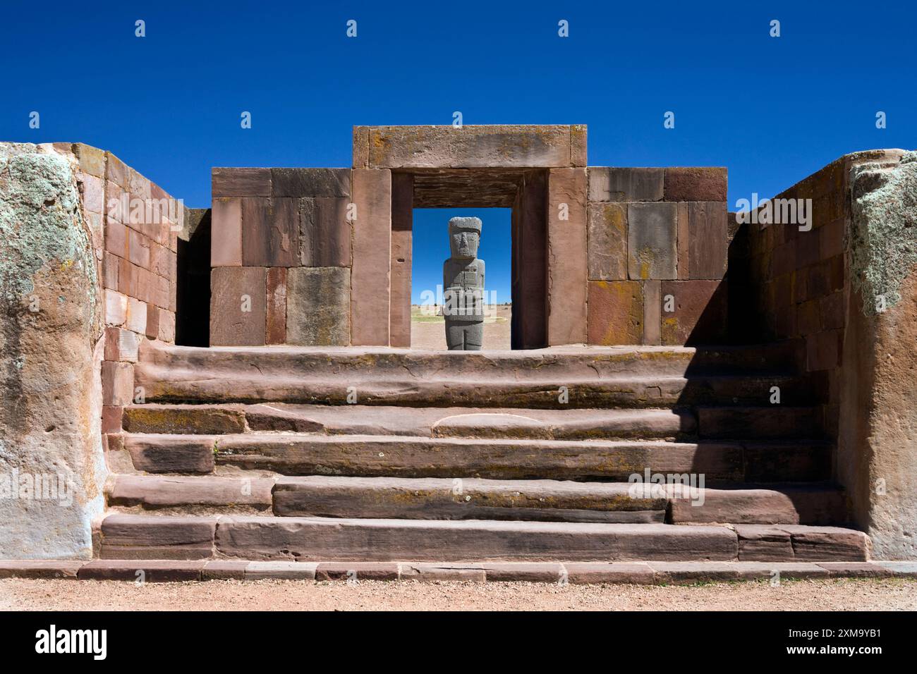 Site archéologique précolombien de Tiwanaku, situé près des rives sud du lac Titicaca en Bolivie. Situé à une altitude de 3 850 mètres, le site a plus de 2000 ans. Elle a commencé comme une petite colonie et s'est ensuite développée en une ville planifiée entre 400 et 900 EC. Cette ville a servi de centre spirituel et politique de la culture Tiwanaku. À son apogée vers 800 EC, la population de la ville a été estimée entre 10 000 et 20 000 personnes. Banque D'Images