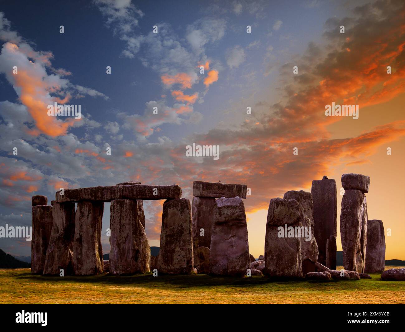 Stonehenge sur la plaine de Salisbury dans le Wiltshire, Angleterre, Royaume-Uni. Stonehenge est l'un des monuments préhistoriques les plus célèbres au monde. Il se compose d'un anneau de pierres debout, chacune d'environ 4 mètres de haut, 2,1 mètres de large, et pesant environ 23 tonnes. La construction aurait commencé vers 3000 av. J.-C.. Bien que son but exact reste un sujet de débat, on pense qu'il a été utilisé comme lieu de sépulture, observatoire astronomique et site de rituels et cérémonies religieux. Aujourd'hui, Stonehenge est un site du patrimoine mondial de l'UNESCO. Banque D'Images