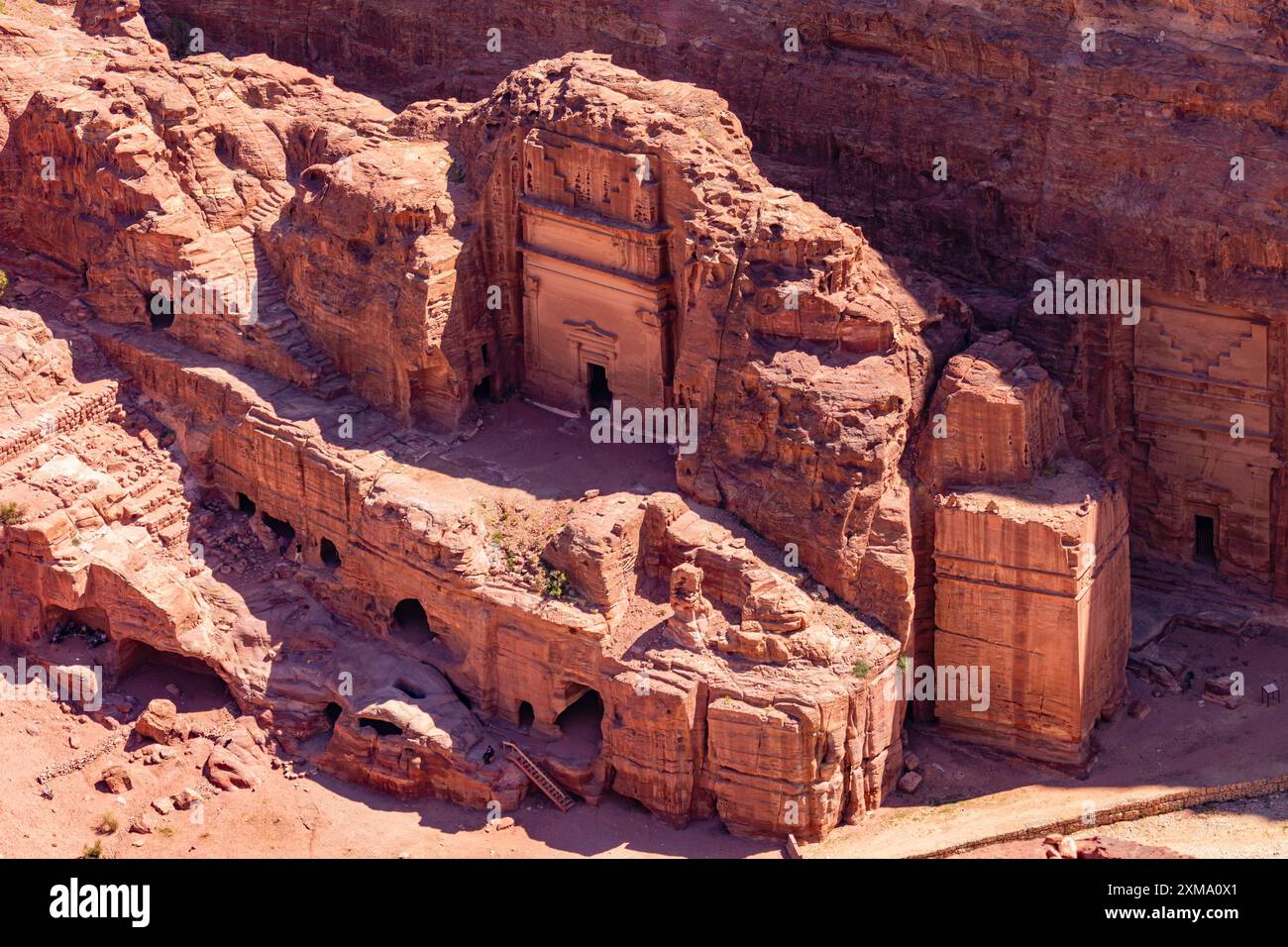 Vue des Tumbs royales depuis le haut lieu du sacrifice, Petra, Jordanie Banque D'Images