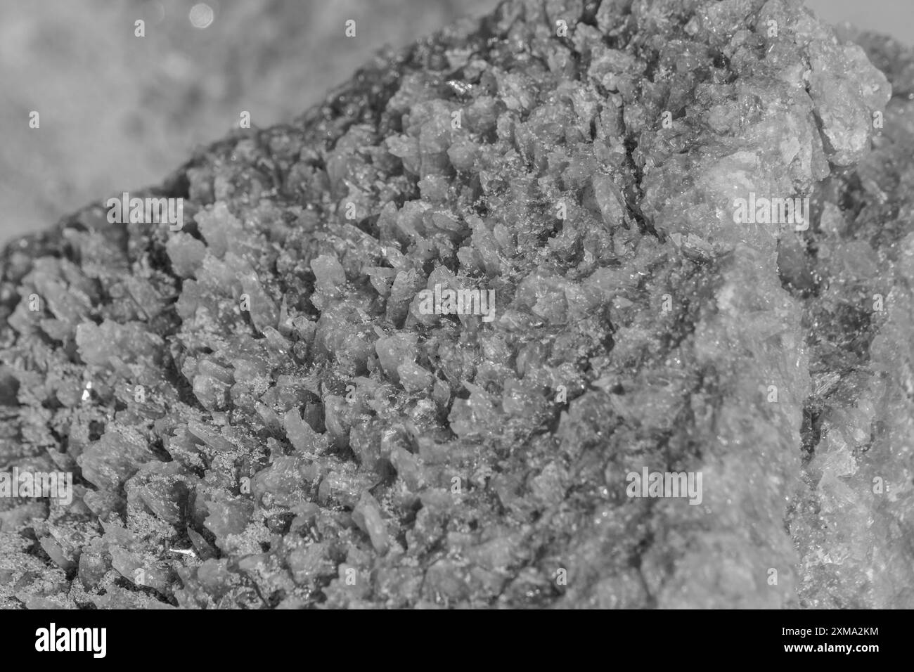 Photographie rapprochée en noir et blanc de cristaux de calcite de la plage de Sicile, Italie Banque D'Images