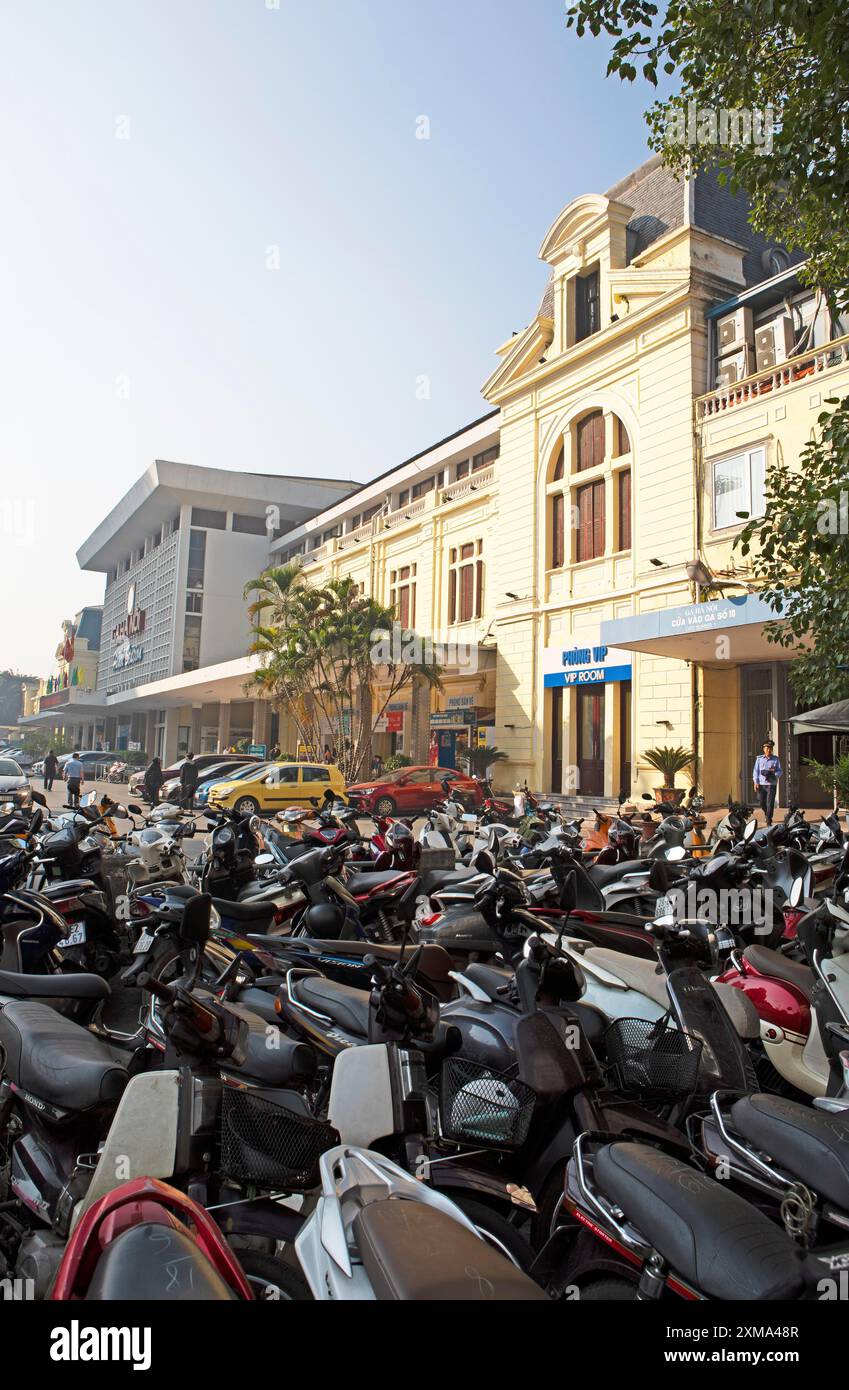 Cyclomoteurs à la gare de Hanoi, Vietnam Banque D'Images