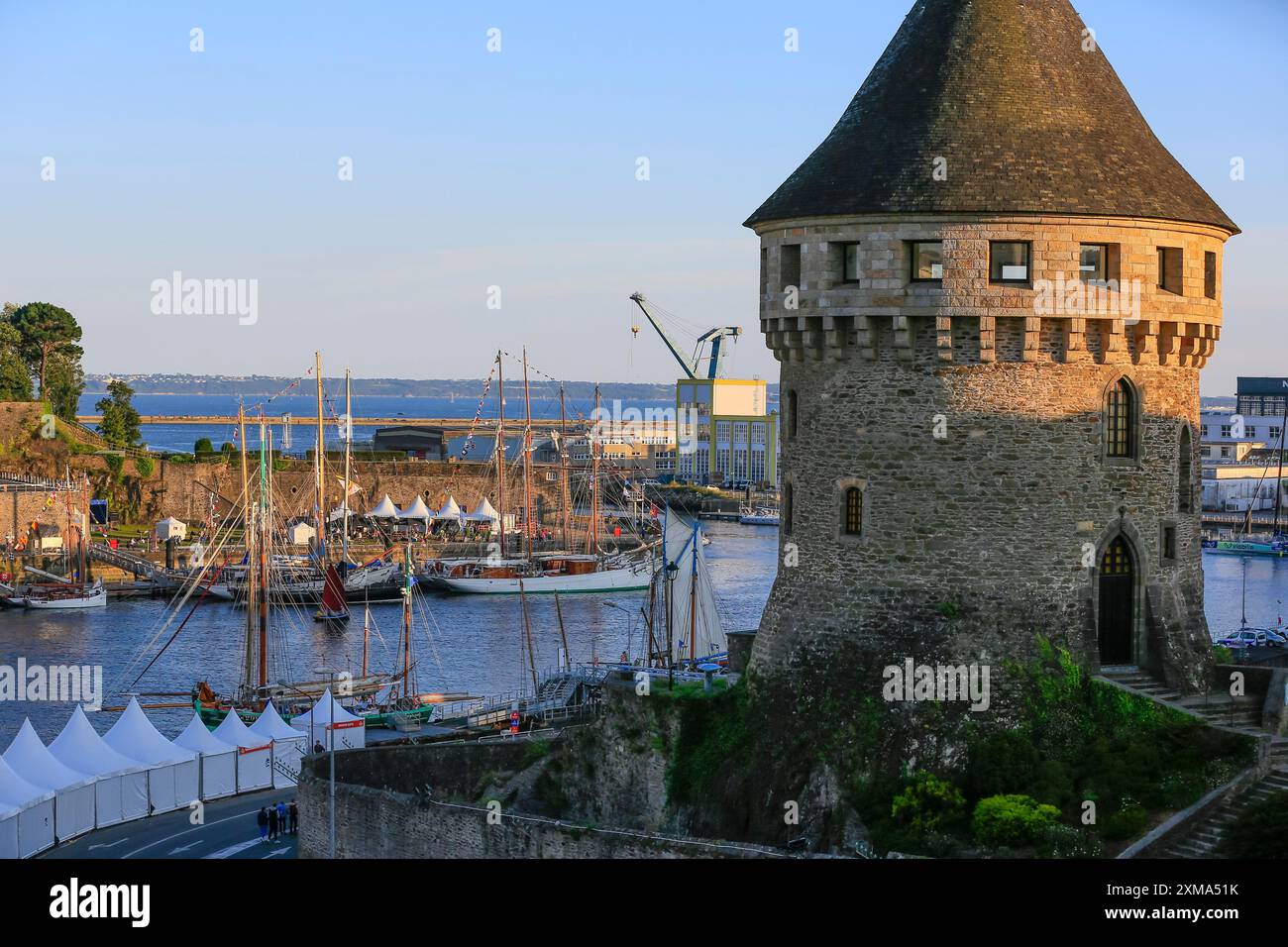 Tour Tanguy à l'embouchure de la rivière Penfeld dans la baie de Brest, voiliers, pendant les Fetes Maritimes 2024, Brest, département Banque D'Images