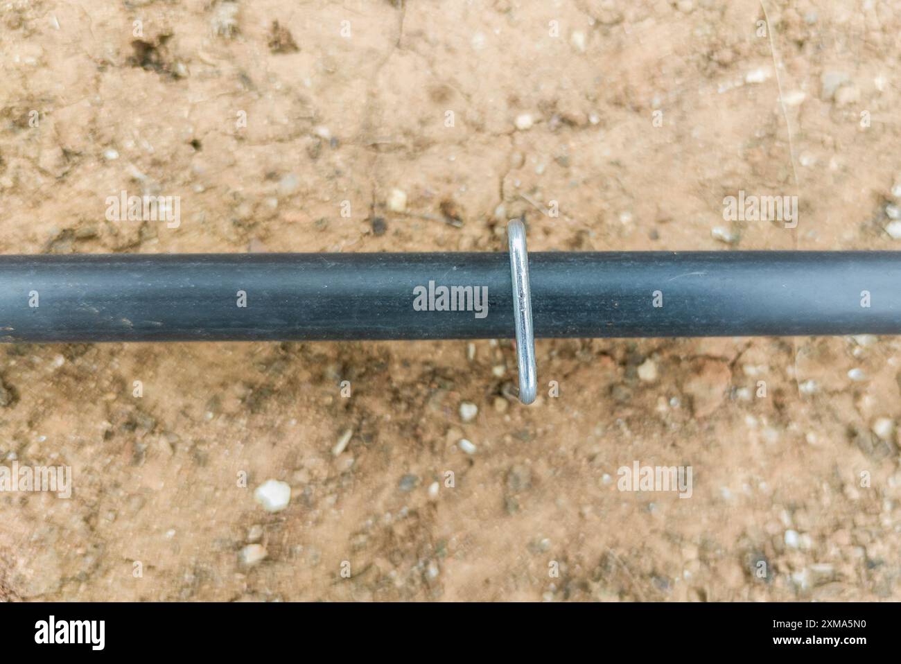 Goupilles en U ou chevilles de retenue installées sur le tuyau. EQUIPEMENT de jardinage pour irrigation goutte à goutte Banque D'Images