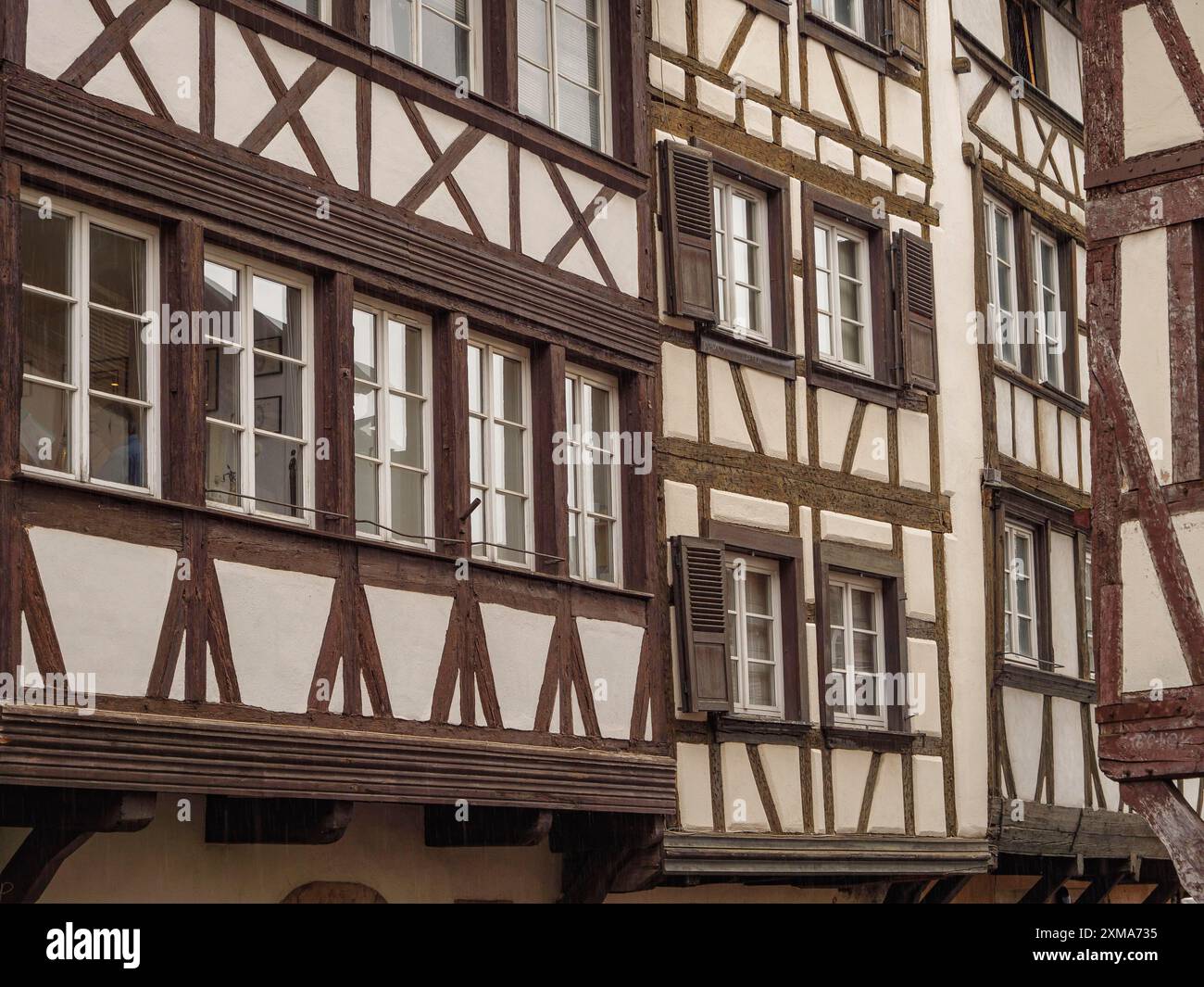 Plusieurs maisons historiques à colombages avec une multitude de fenêtres un jour de pluie, strasbourg, france Banque D'Images