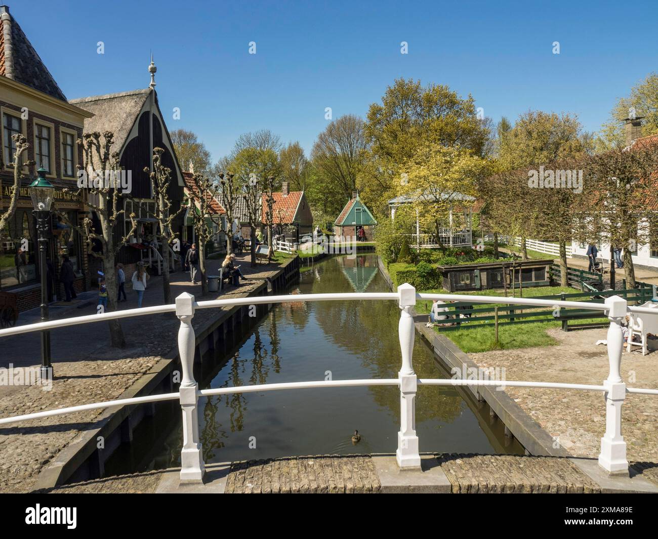 Belle scène de pont sur un canal tranquille dans un village pittoresque, enkhuizen, pays-bas Banque D'Images