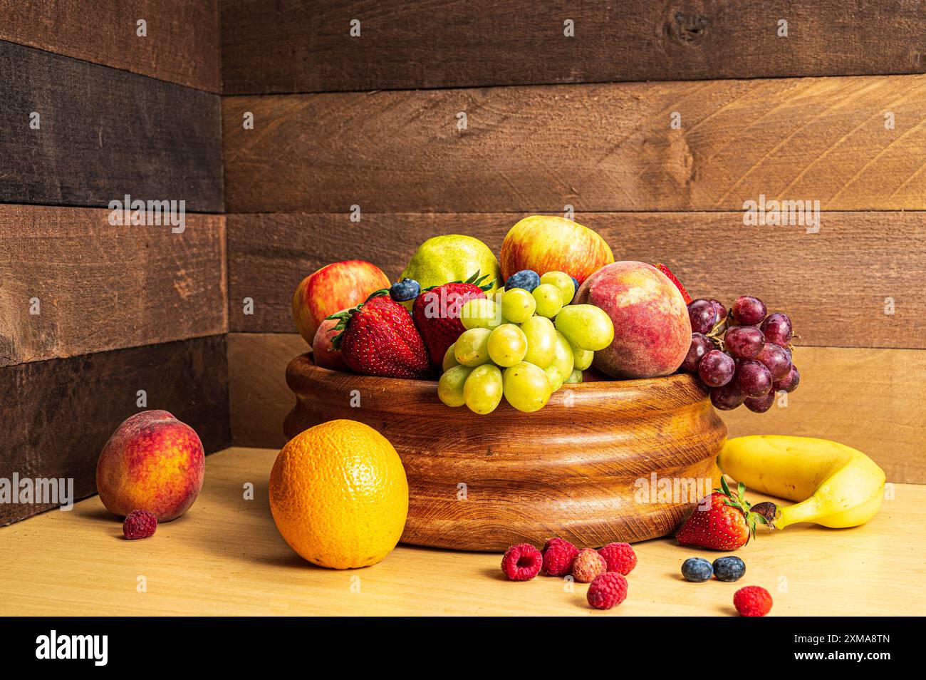 Natures mortes de cuisine comprenant raisins, pommes, fraises, framboises, bleuets et bananes Banque D'Images