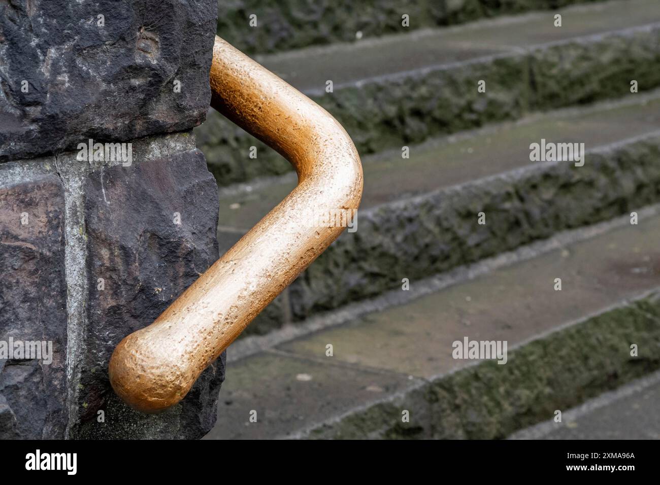 Gros plan d'une main courante en métal usée d'un escalier, au point Banque D'Images