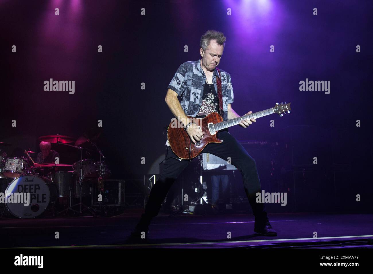 Simon MC MARIÉE à la guitare solo, Ian PAICE à la batterie en arrière-plan Banque D'Images