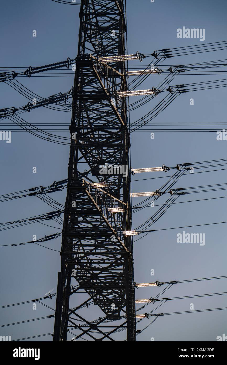 Système 380 kV, appareillage de commutation, de l'opérateur du réseau de transport Amprion, dans l'Emscherbruch à Herten, pylône haute tension avec des isolants en verre Banque D'Images