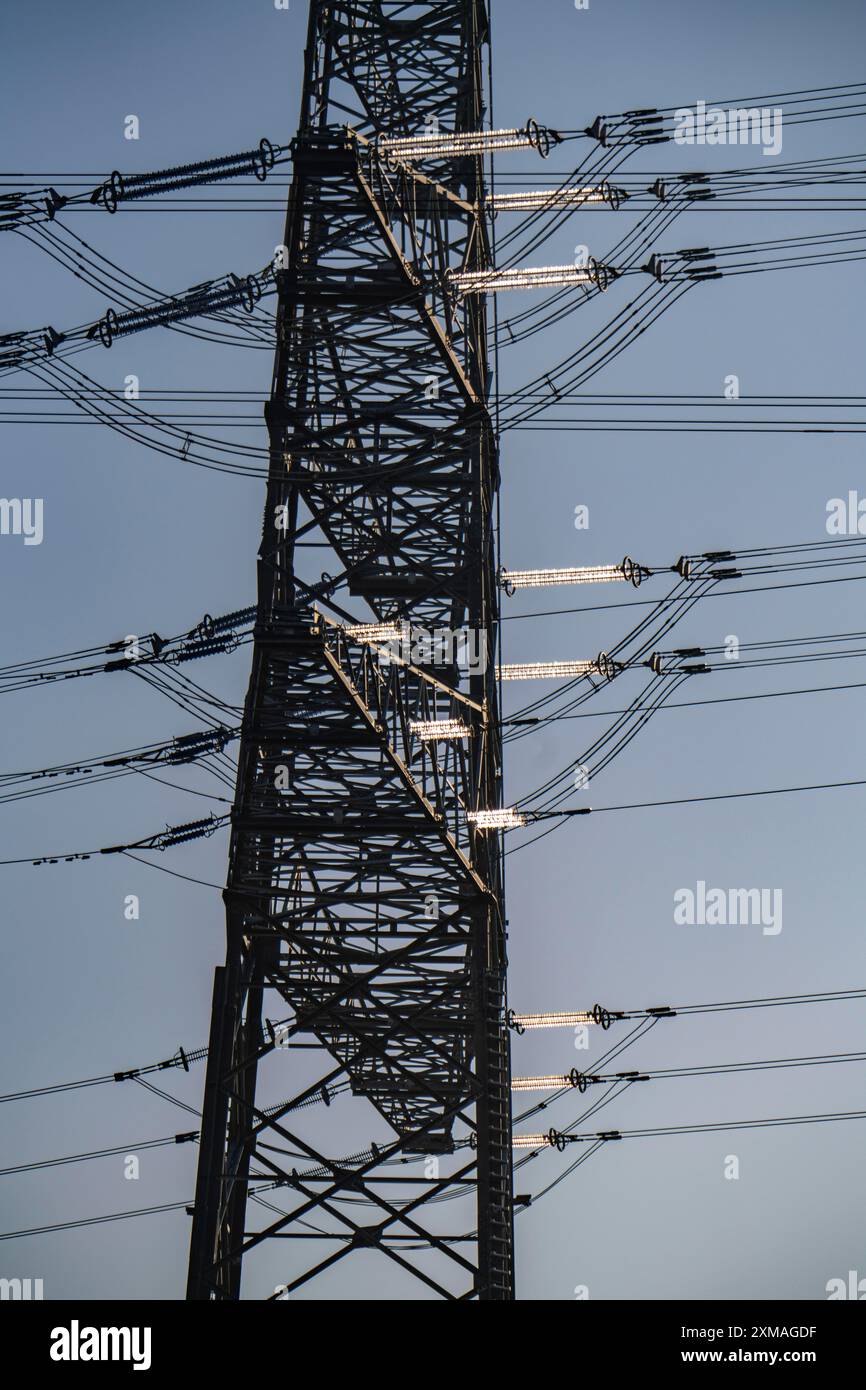 Système 380 kV, appareillage de commutation, de l'opérateur du réseau de transport Amprion, dans l'Emscherbruch à Herten, pylône haute tension avec des isolants en verre Banque D'Images
