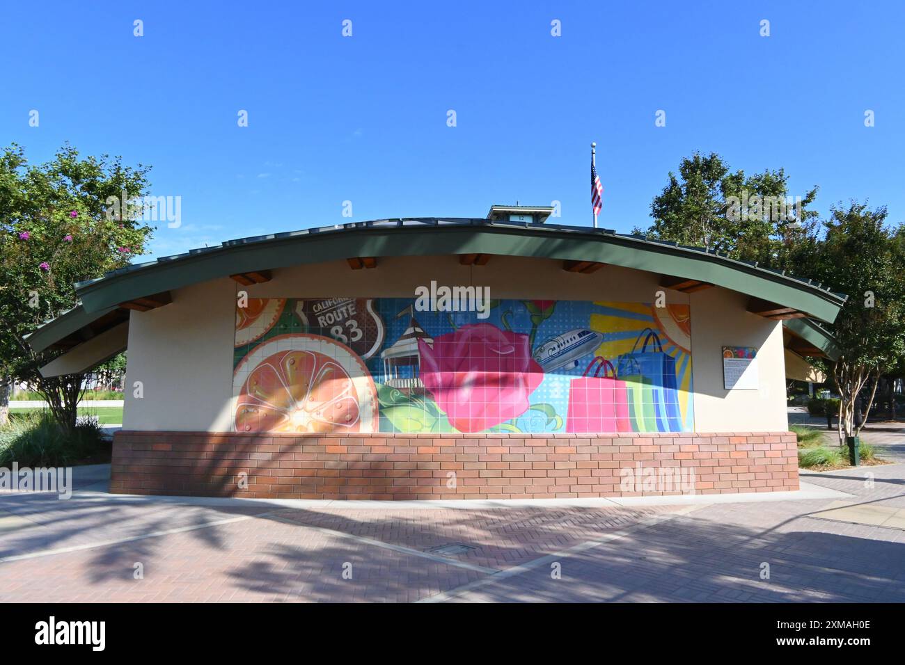 ONTARIO, CALIFORNIE - 14 JUILLET 2024 : murale sur l'Ontario Town Square Amphitheater. Banque D'Images