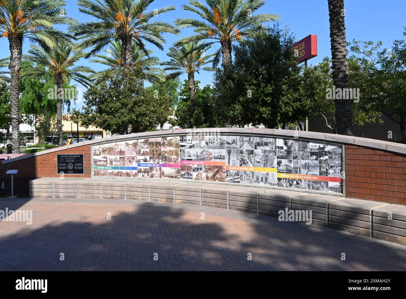 ONTARIO, CALIFORNIE - 14 JUILLET 2024 : chronologie sur la place de la ville d'Ontario, adjacente au centre civique. Banque D'Images