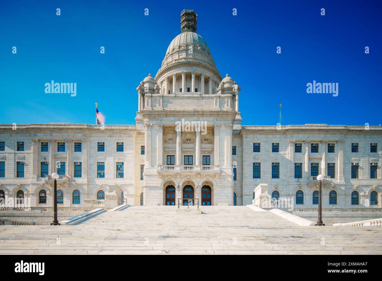 Rhode Island State House 2024. Photo longue exposition avec flou de mouvement dans les arbres Banque D'Images