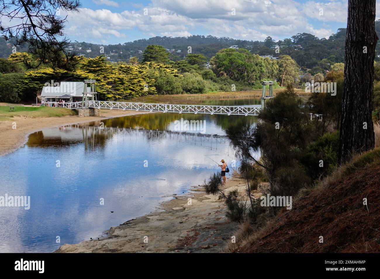 Un pêcheur dans un endroit charmant près de la rivière Erskine près du pont tournant - Lorne, Victoria, Australie Banque D'Images