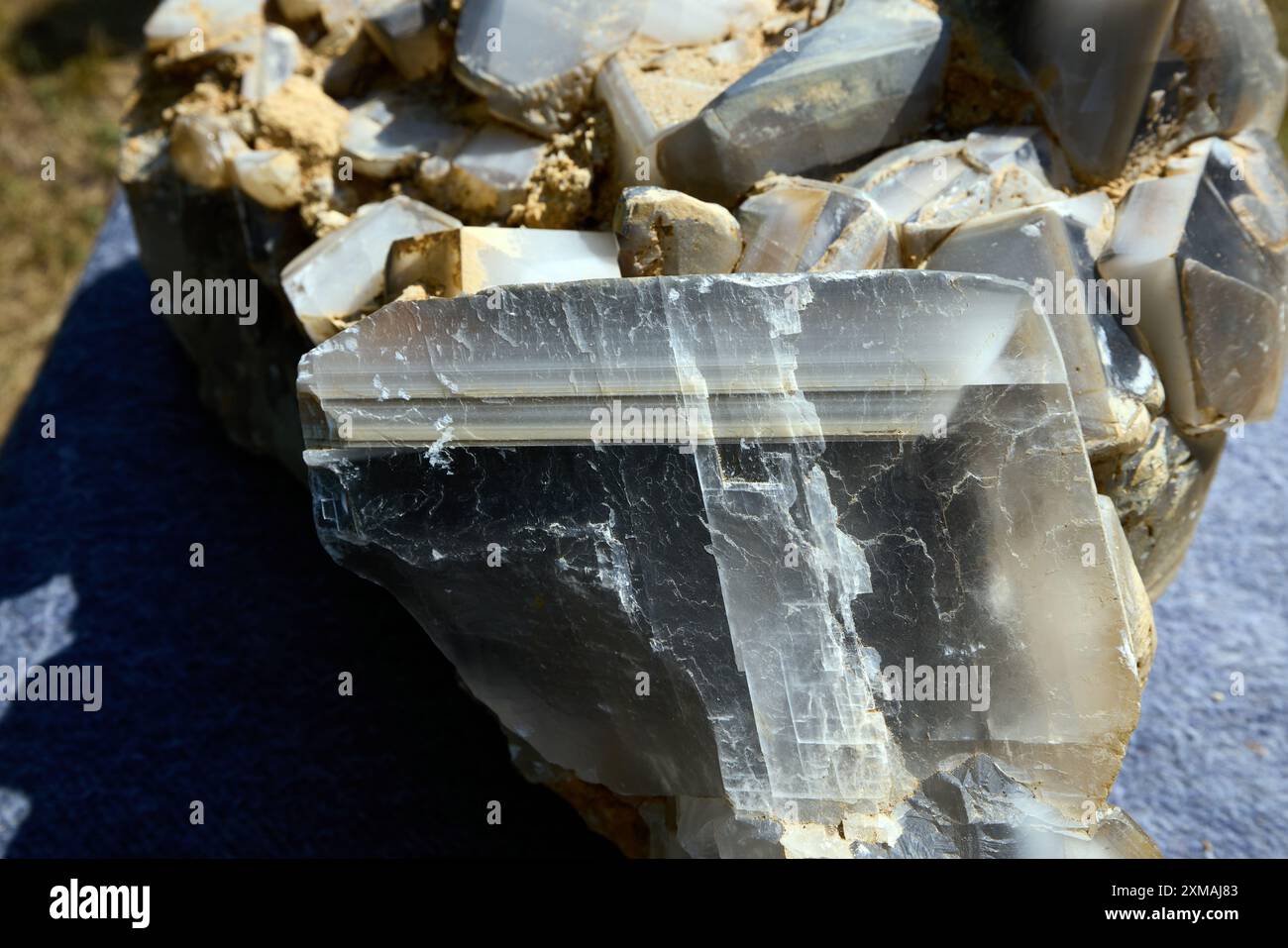 Cristaux de calcite, un minéral de la classe des carbonates naturels, une des formes naturelles du carbonate de calcium CaCO3. Gros plan de quelques minera de calcite Banque D'Images