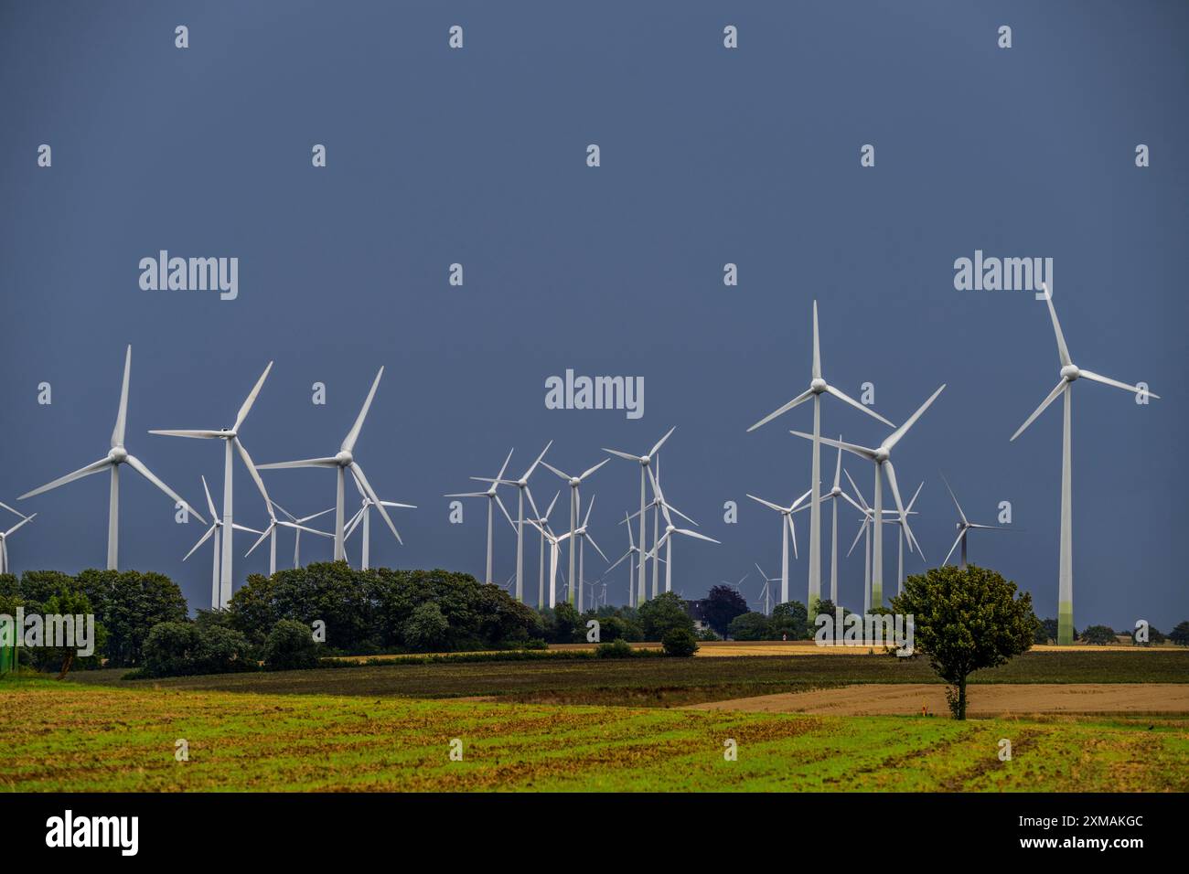 Parc éolien au sud d'Anroechte dans le district de Soest, près du village d'Effeln, nuages orageux sombres, Rhénanie du Nord-Westphalie, Allemagne Banque D'Images