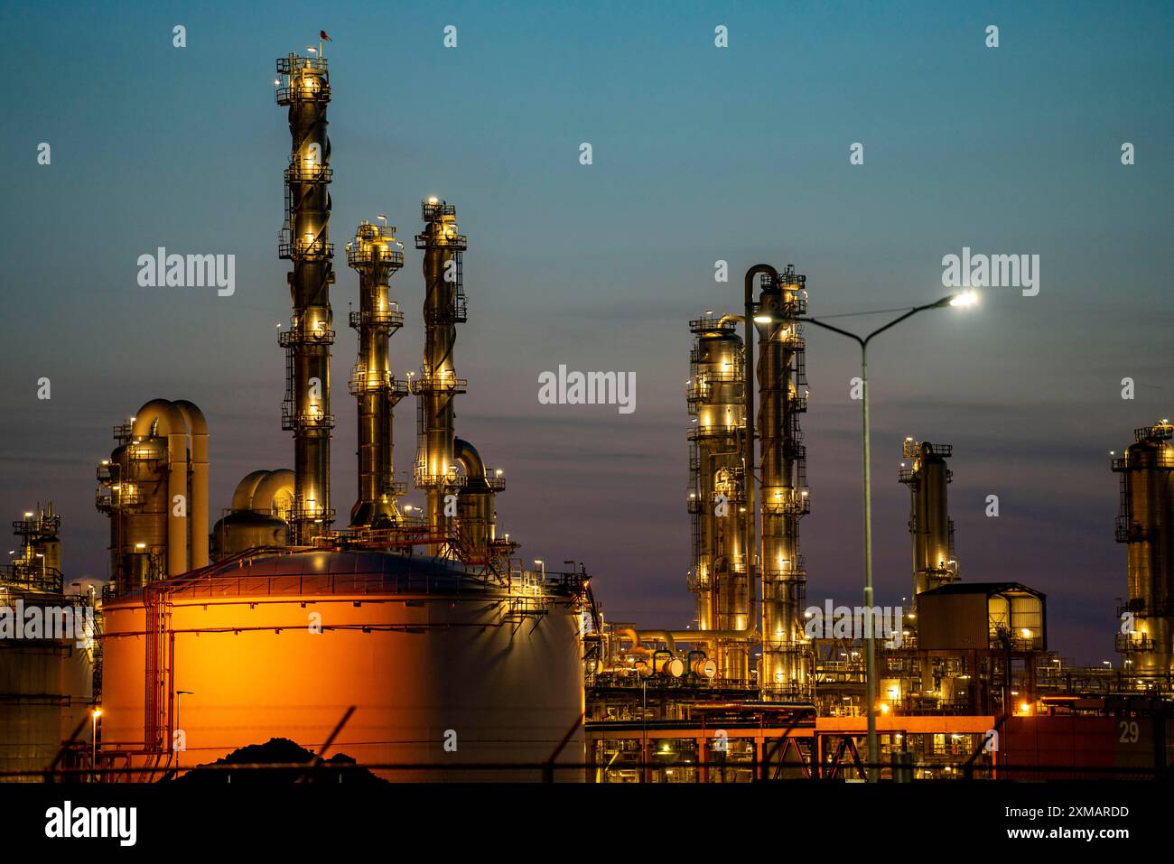 Lyondell Chemical Netherlands BV, usine chimique, joint-venture entre LyondellBasell et Covestro, la plus grande usine du genre au monde, produit Banque D'Images