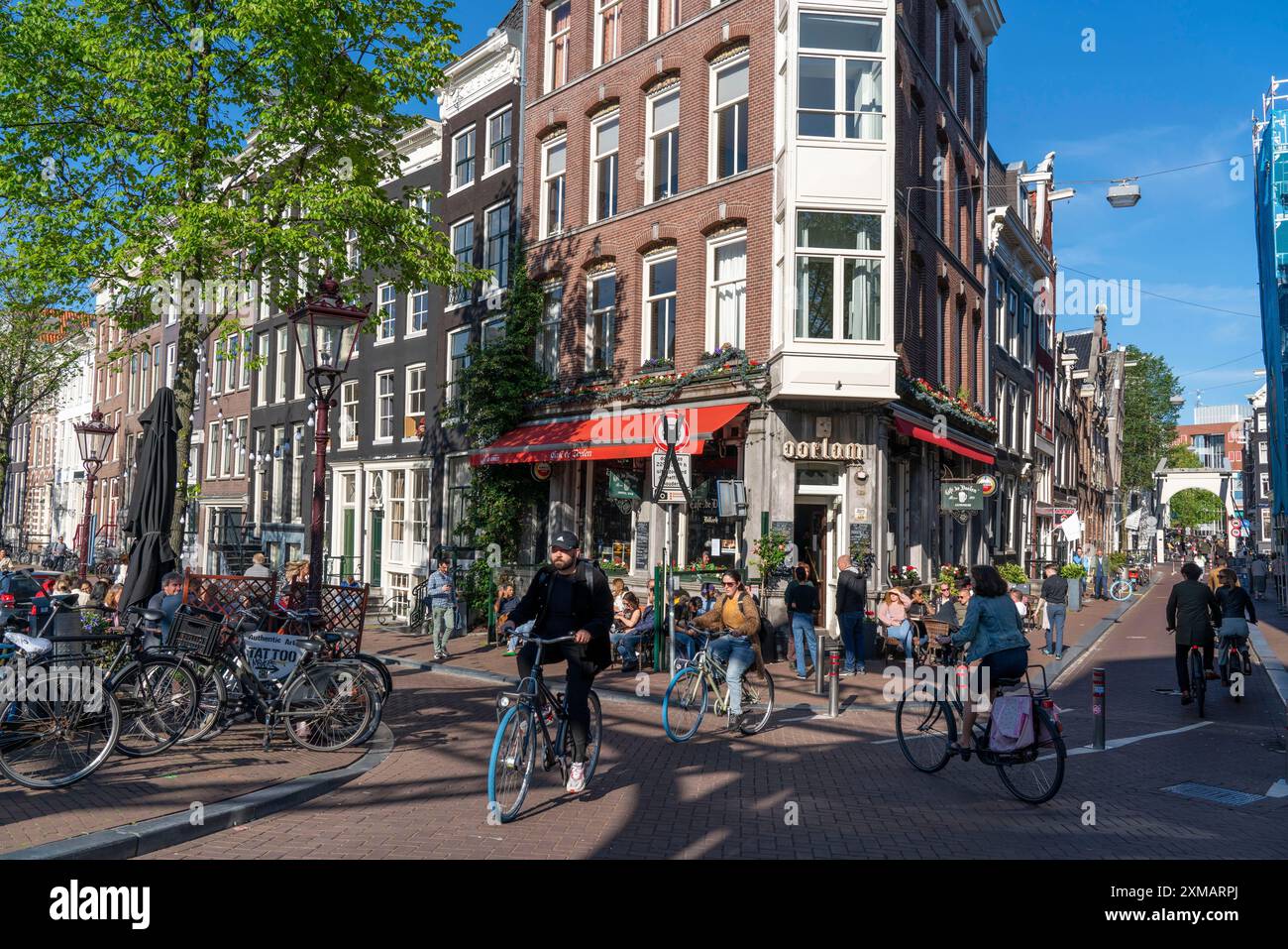 Maisons sur le canal Kloveniersburgwal, centre historique d'Amsterdam, ceinture de canaux, café, Amsterdam, pays-Bas Banque D'Images