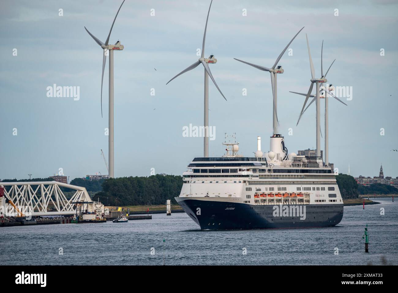 Trafic maritime sur la Maas, à Hoek van Holland, bateau de croisière Zaandam, Holland America Lijn, quittant le port Banque D'Images