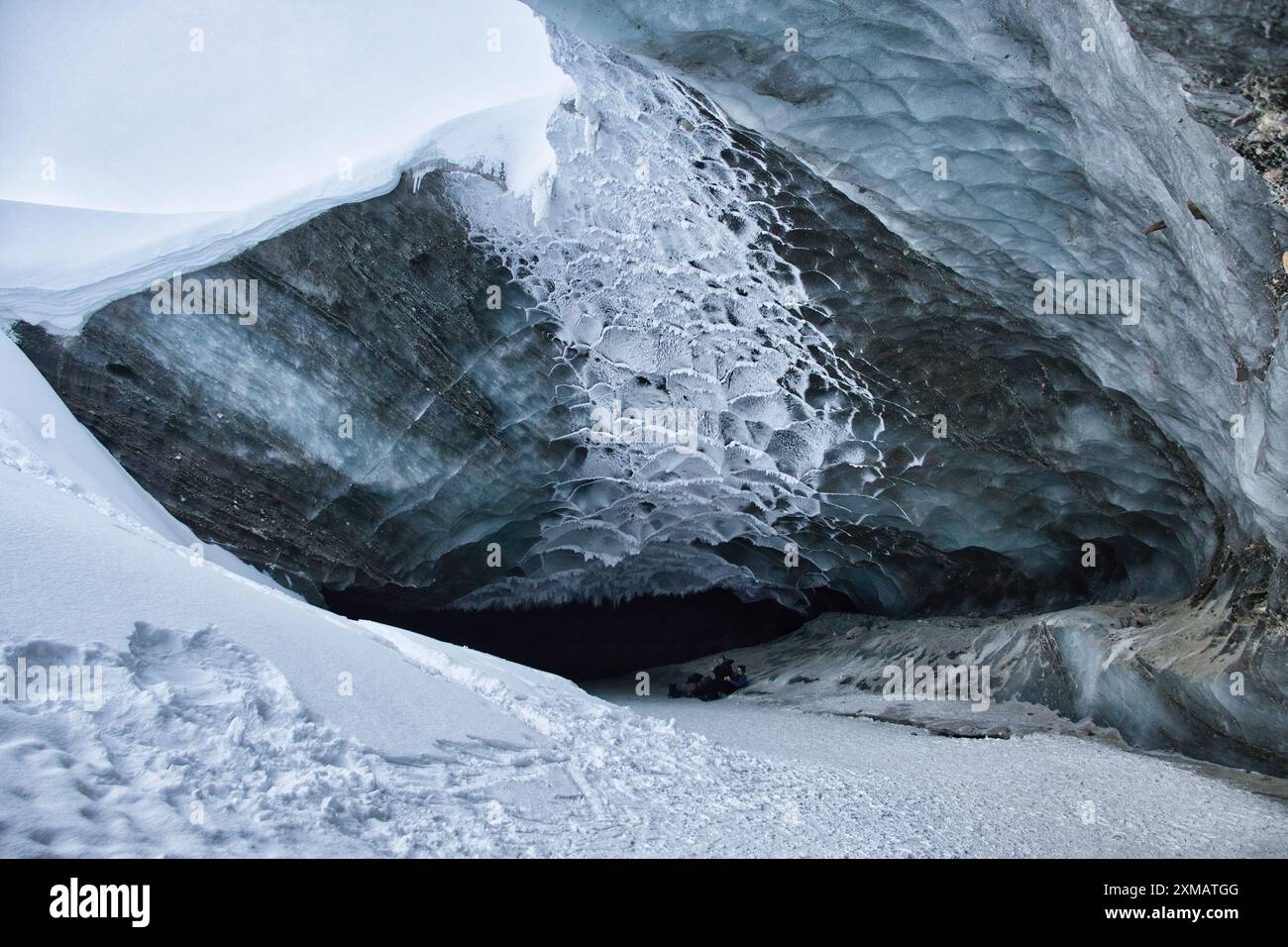 Glace au sommet de Castner Cave, une grotte de glace en Alaska par une froide journée d'hiver. Banque D'Images