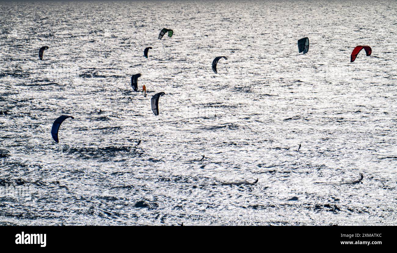 Kitesurfeurs et planches à voile dans des vents forts sur la plage de Scheveningen, la Haye, pays-Bas Banque D'Images