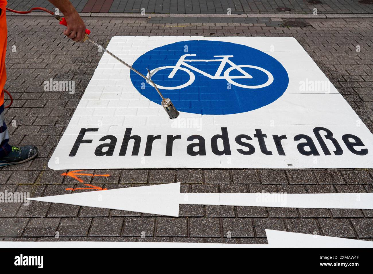 Application de marquages routiers pour une piste cyclable, Ruettenscheider Strasse à Essen, dans le quartier commerçant et gastronomique, les cyclistes ont droit de passage Banque D'Images