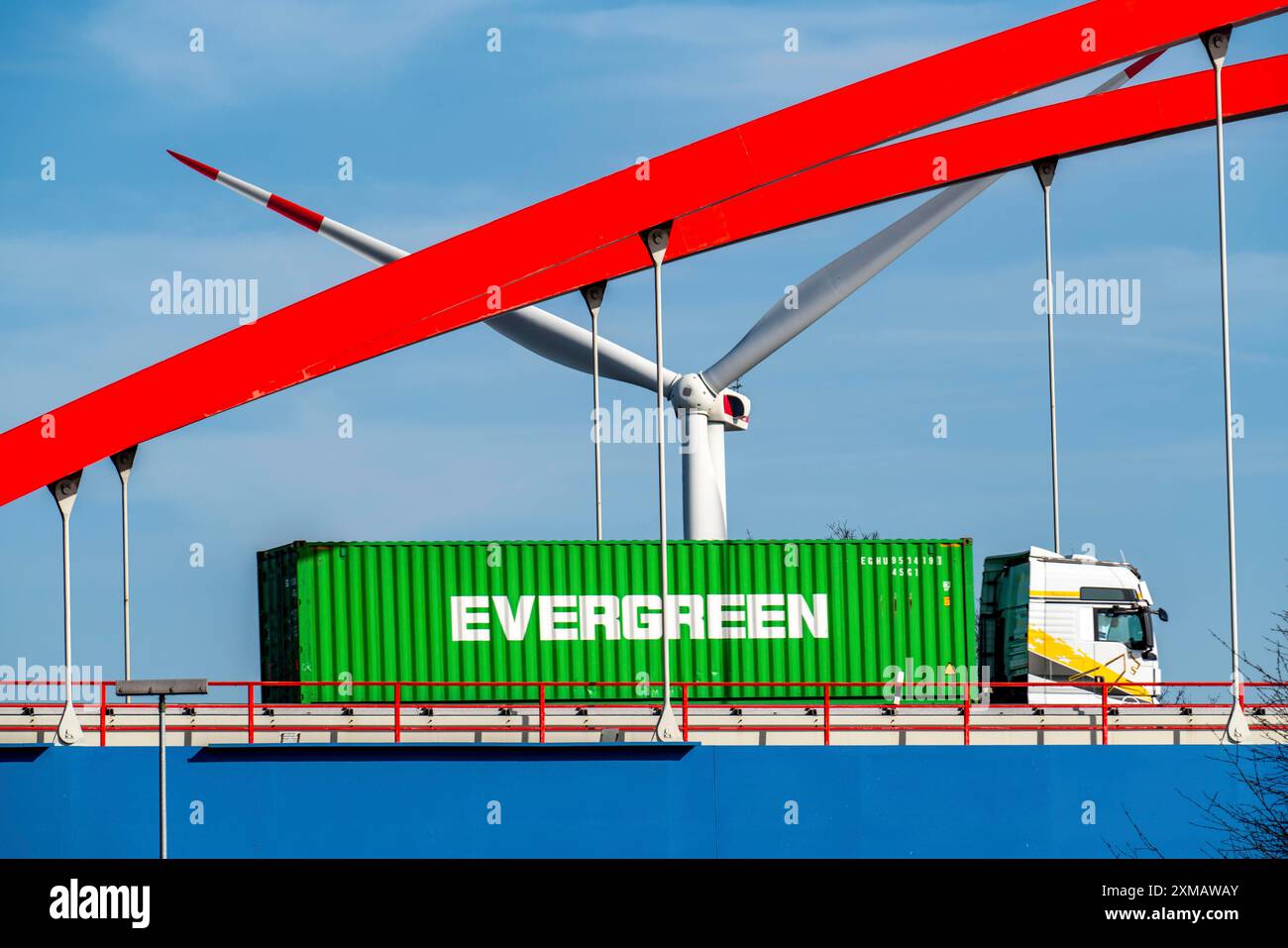 Pont autoroutier de l'autoroute A42, voie express Emscher, sur le trafic de poids lourds du canal Rhin-Herne, Essen Rhénanie du Nord-Westphalie, Allemagne Banque D'Images